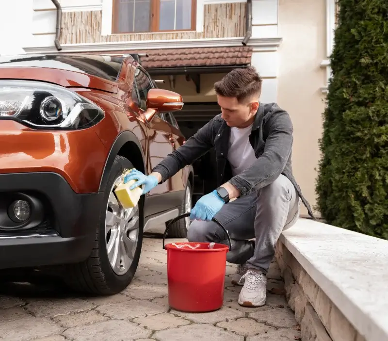 Lavage auto à domicile Saint-Jean-de-Soudain : professionnel intervenant sur un véhicule